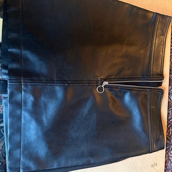 Wilfred Aritzia Roxanne Vegan Faux Leather Mini Skirt Black Zip Size 4 - Picture 4 of 6